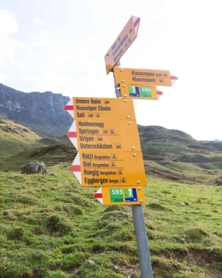 Wander-Wegweiser in der Urner Bergwelt als Symbolbild für das Thema Anlegen.